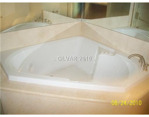 2777 Paradise Road, Unit 1008 Las Vegas, NV 89109 - Photo 14 of 17 Master Bath/Spa.