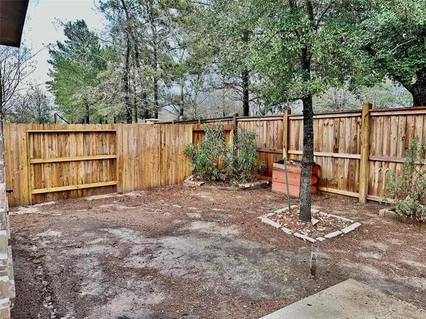 a view of entryway with garden