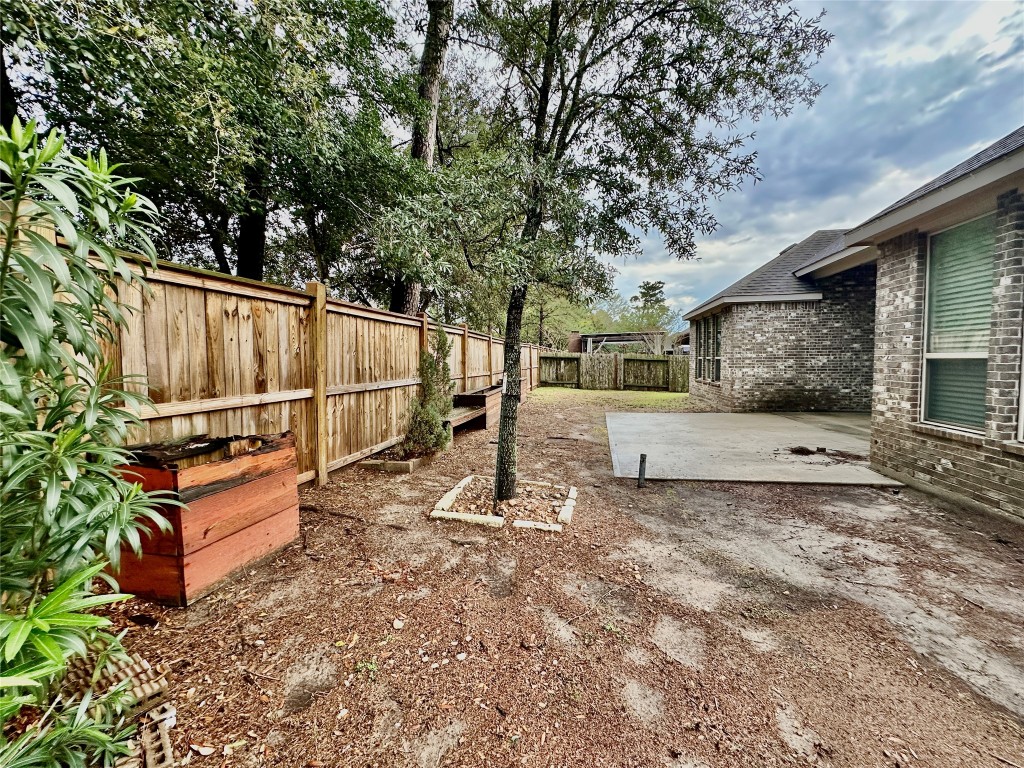 13326 Lake Chesdin Road Houston, TX 77044 - Photo 29 of 29 a backyard of a house with table and chairs