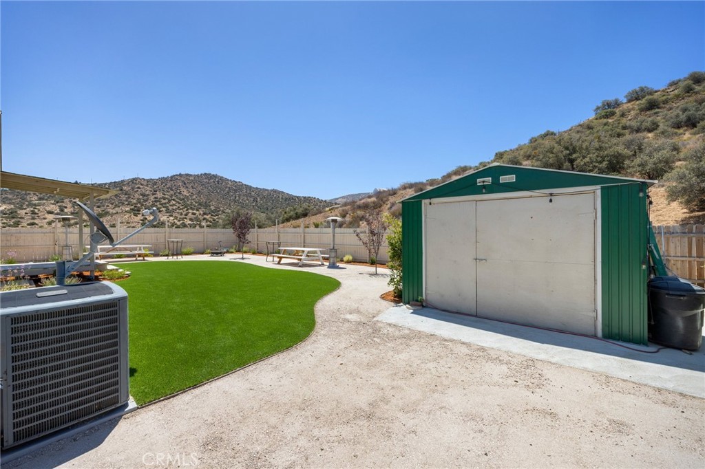 33415 Oracle Hill Road Palmdale, CA 93550 - Photo 25 of 44 a view of a backyard