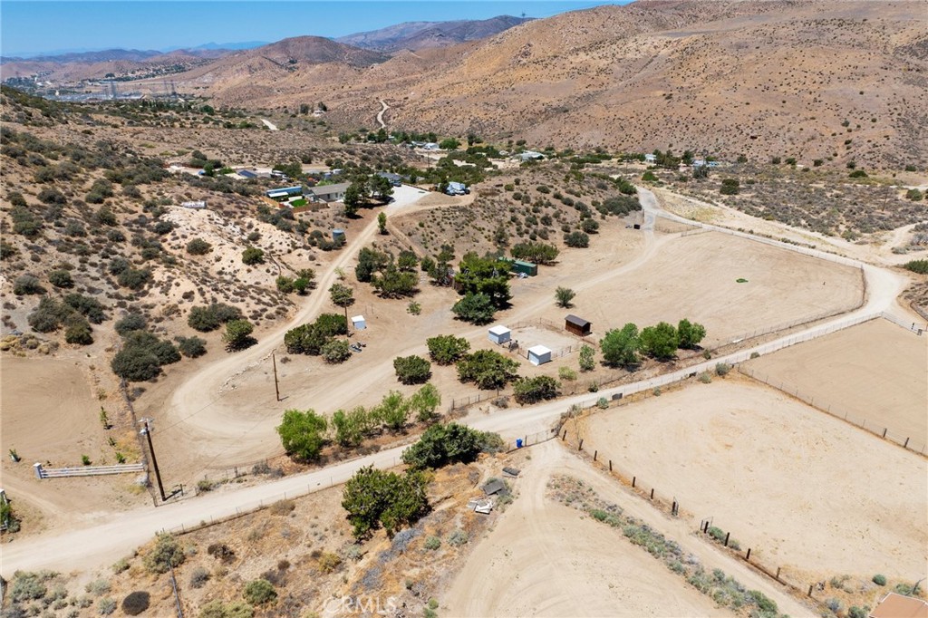 33415 Oracle Hill Road Palmdale, CA 93550 - Photo 37 of 44 a view of a backyard of a house