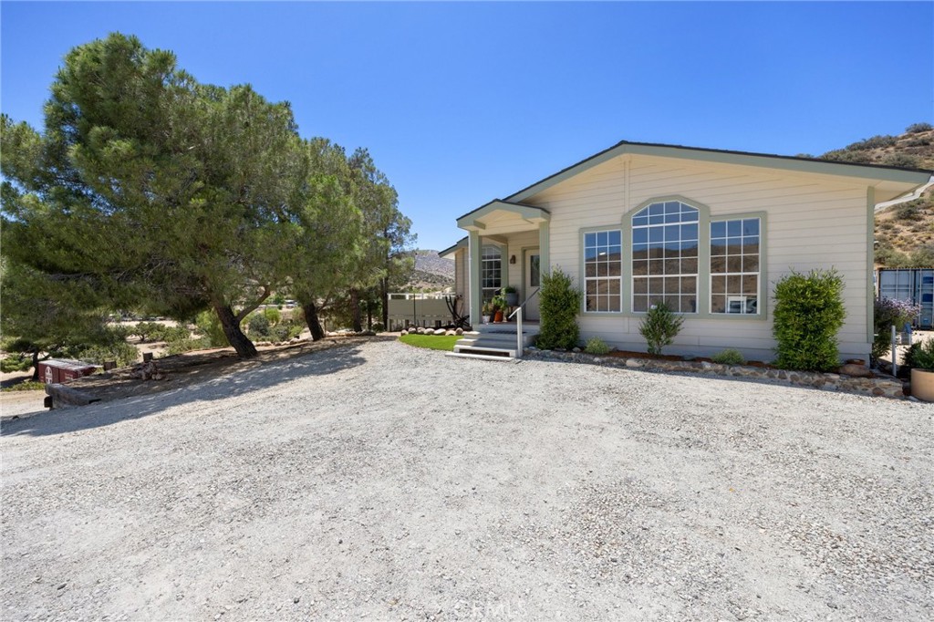33415 Oracle Hill Road Palmdale, CA 93550 - Photo 4 of 44 a view of a house with a yard