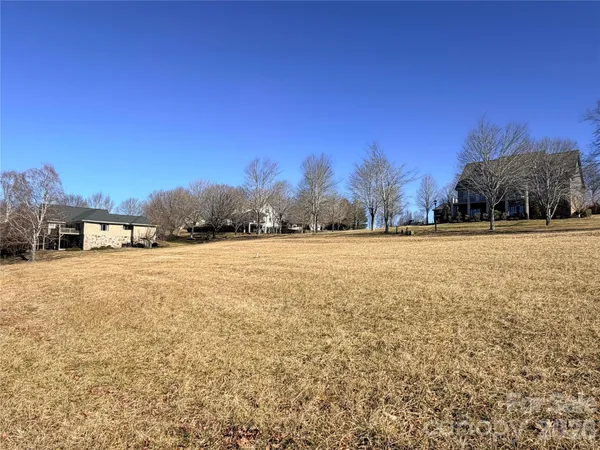 a view of a yard with a building