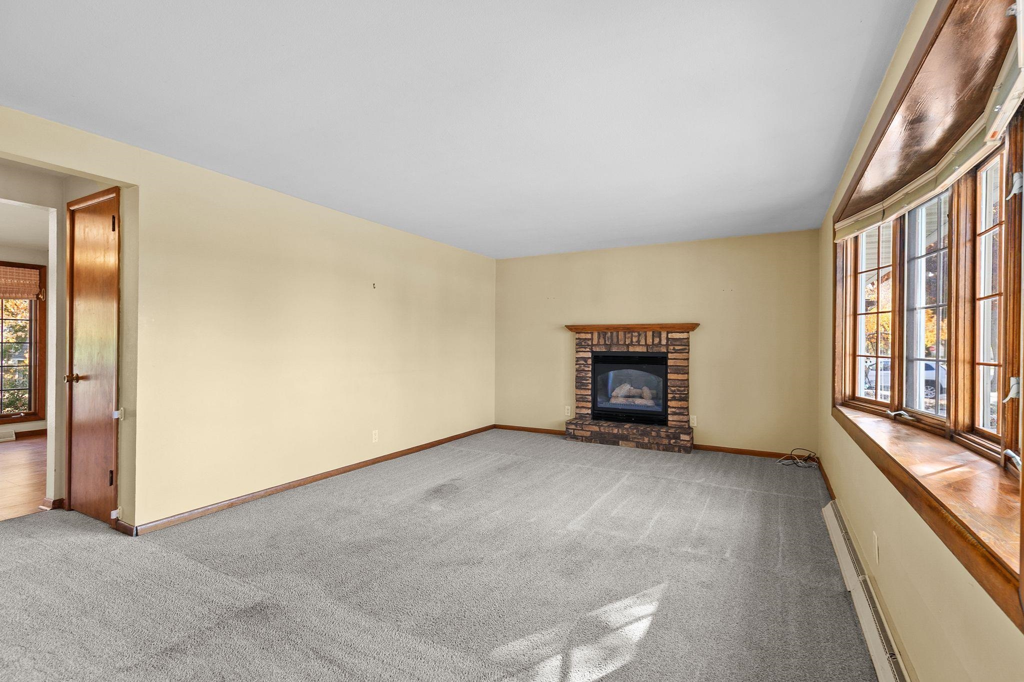 1076 Shadow Lane Green Bay, WI 54304 - Photo 2 of 13