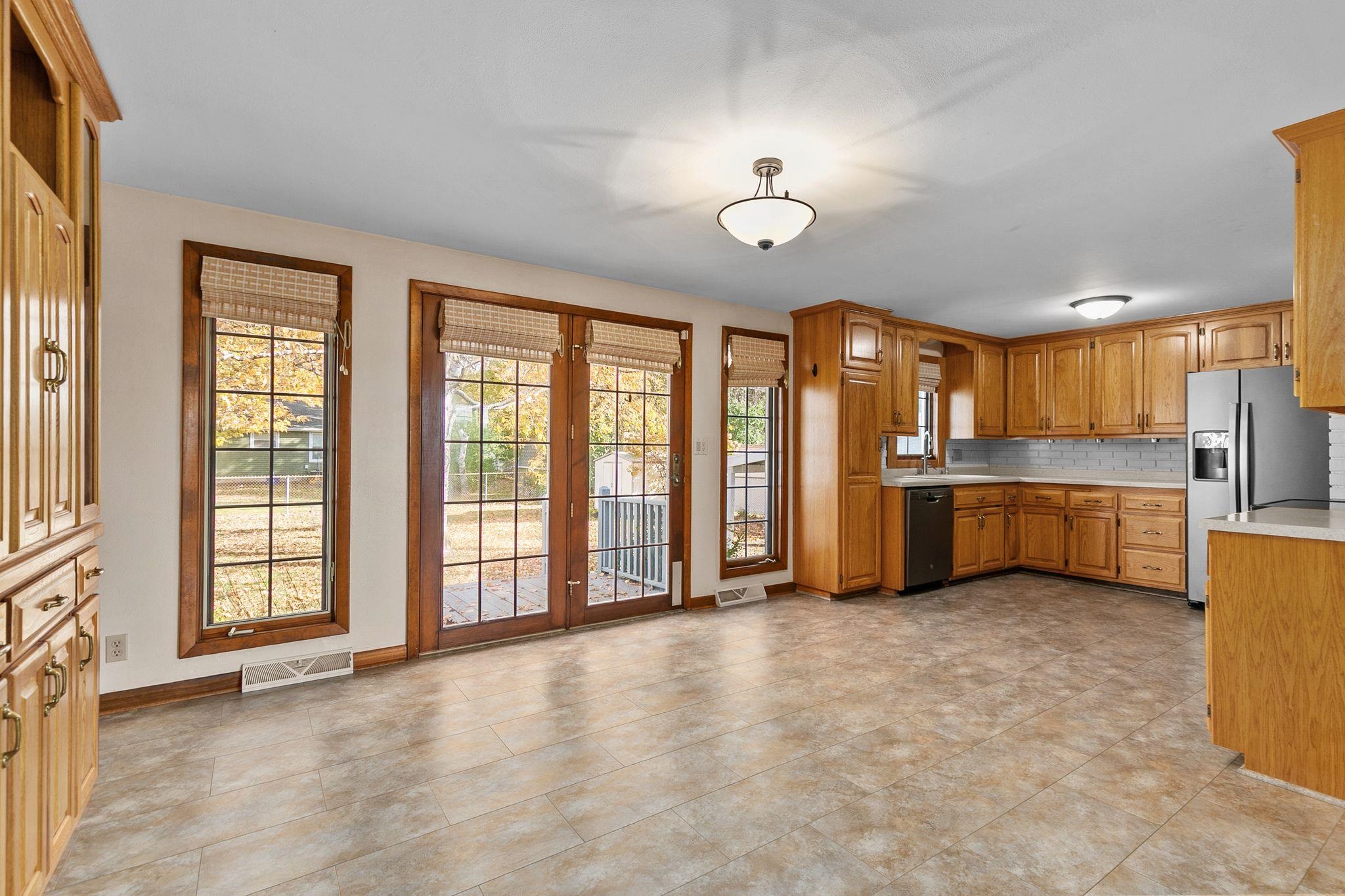 1076 Shadow Lane Green Bay, WI 54304 - Photo 4 of 13