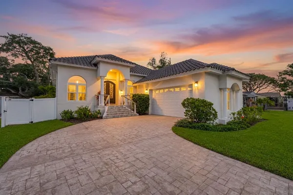 $999,900 | 815 59th Avenue Northeast, St. Petersburg, FL 33703