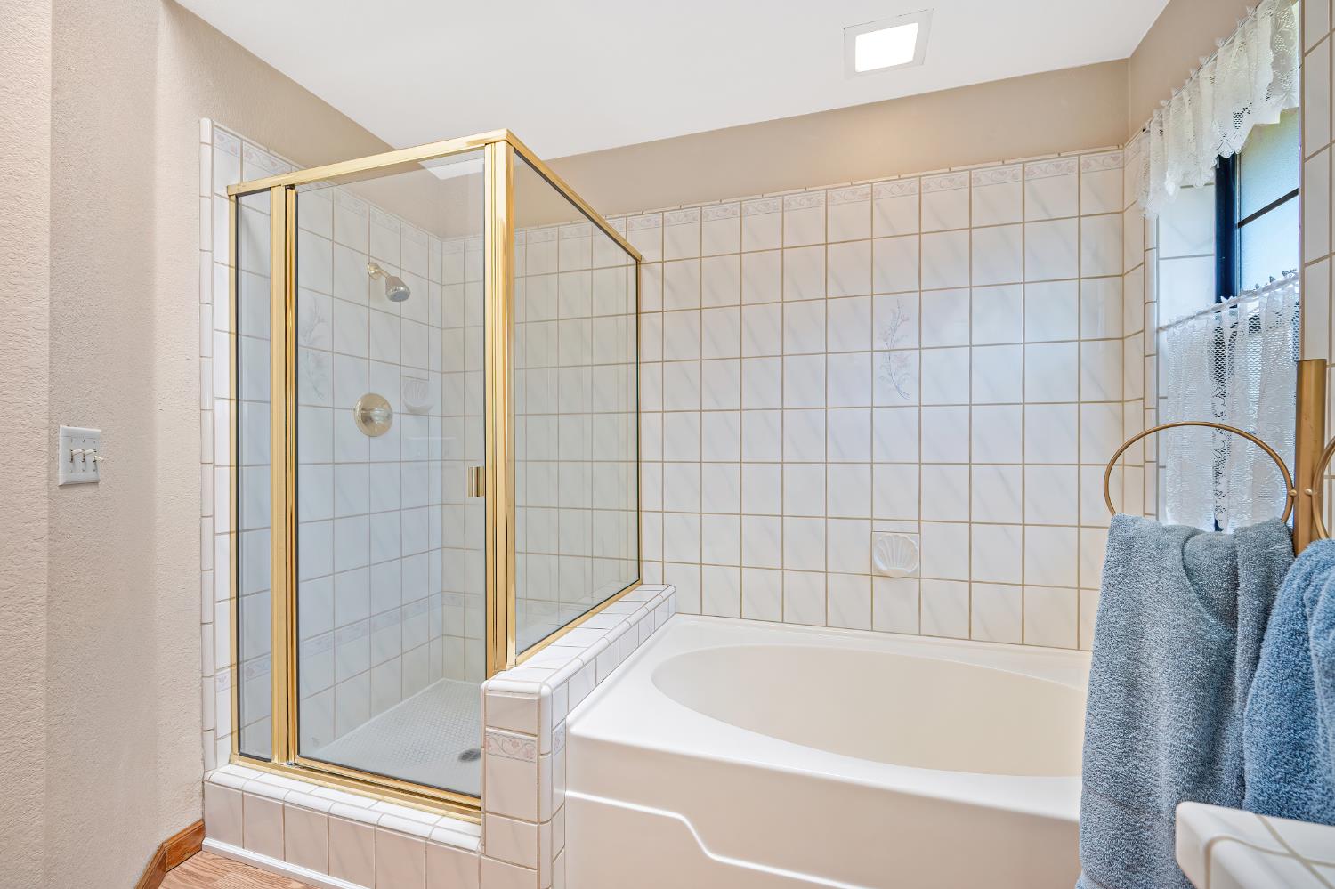 14470 Riva Ridge Circle Auburn, CA 95602 - Photo 28 of 71 a bathroom with a bathtub and shower