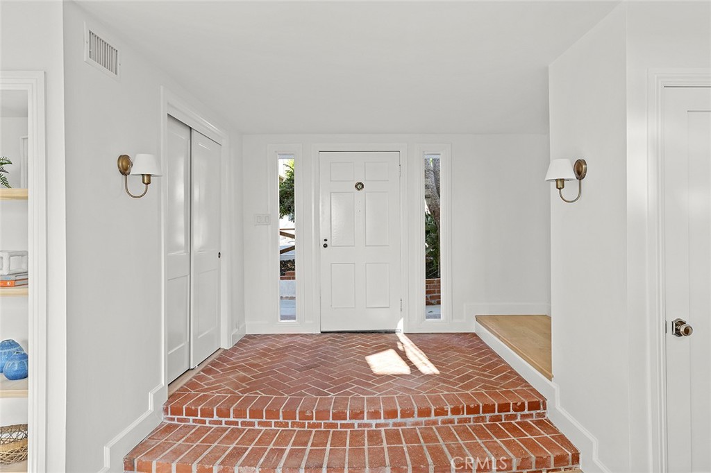 31927 Hayes Place Laguna Beach, CA 92651 - Photo 4 of 39