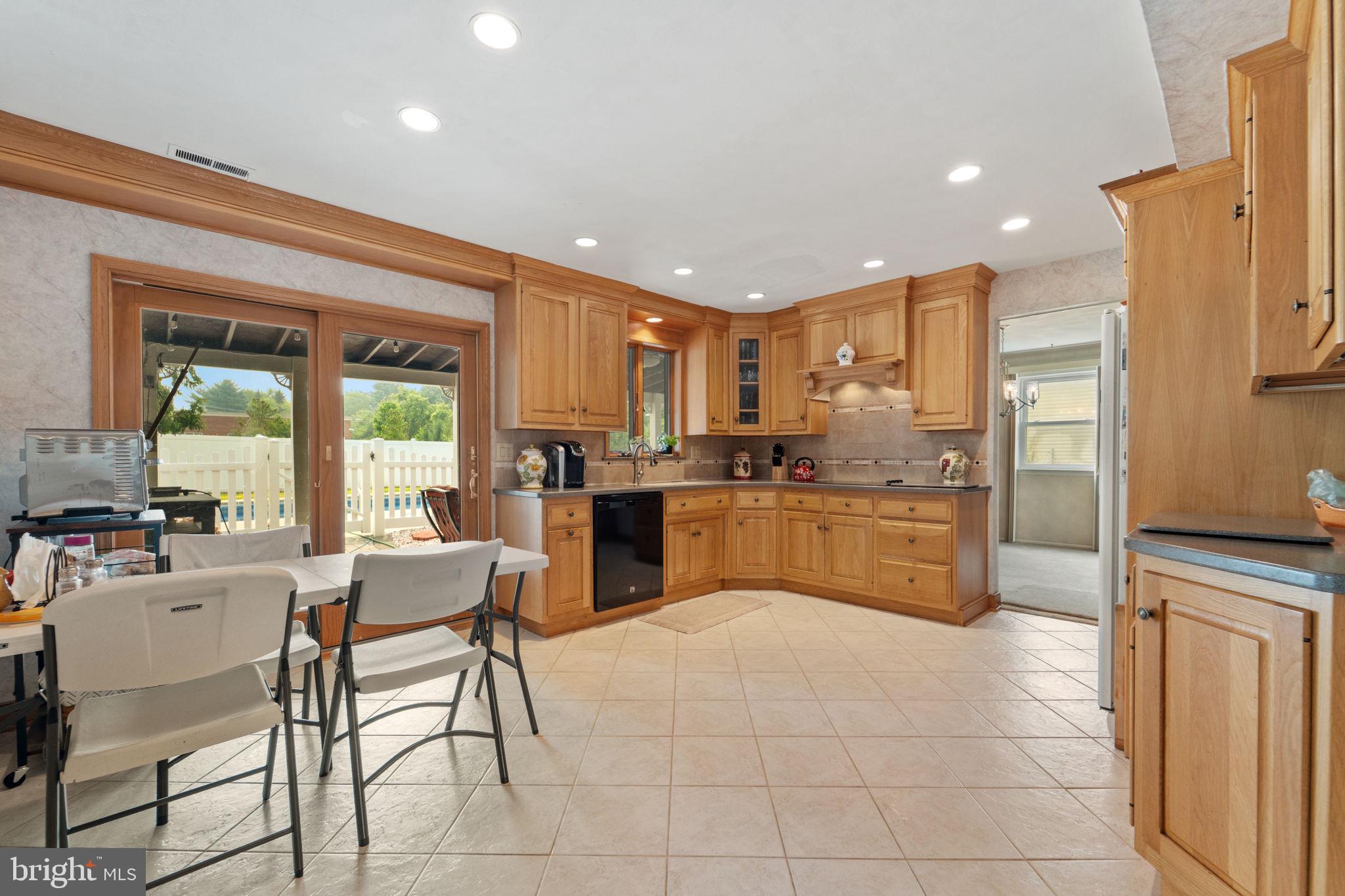 13 Hartford Road Sewell, NJ 08080 - Photo 18 of 45 Eat-In Kitchen