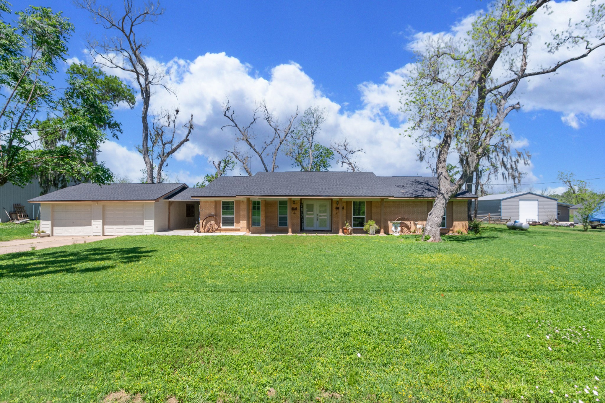 400 Pecan Estates Road, Unit C616R Angleton, TX 77515 - Photo 9 of 49 a front view of a house with garden