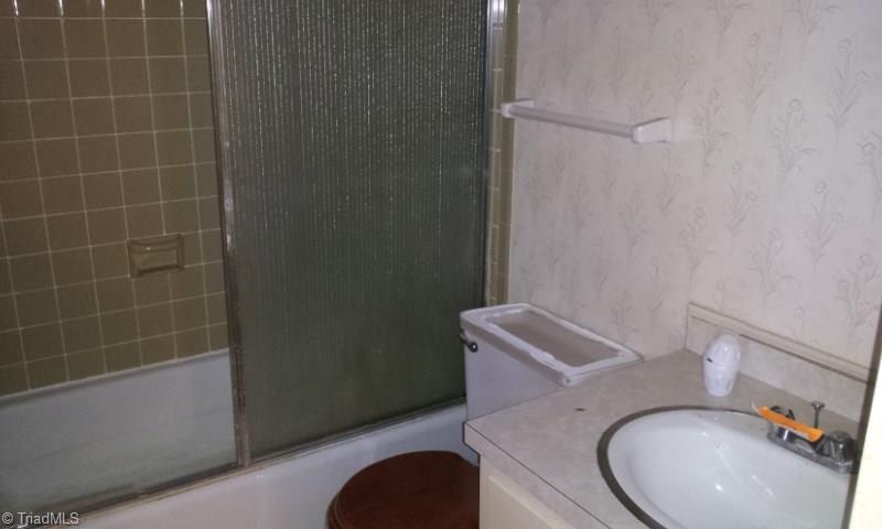 2942 St Marks Road Southwest, Unit D Winston-Salem, NC 27103 - Photo 12 of 14 Main Bathroom