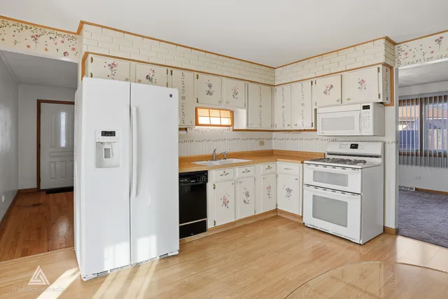 $315,000 | 18021 Pin Oak Court, Tinley Park, IL 60477