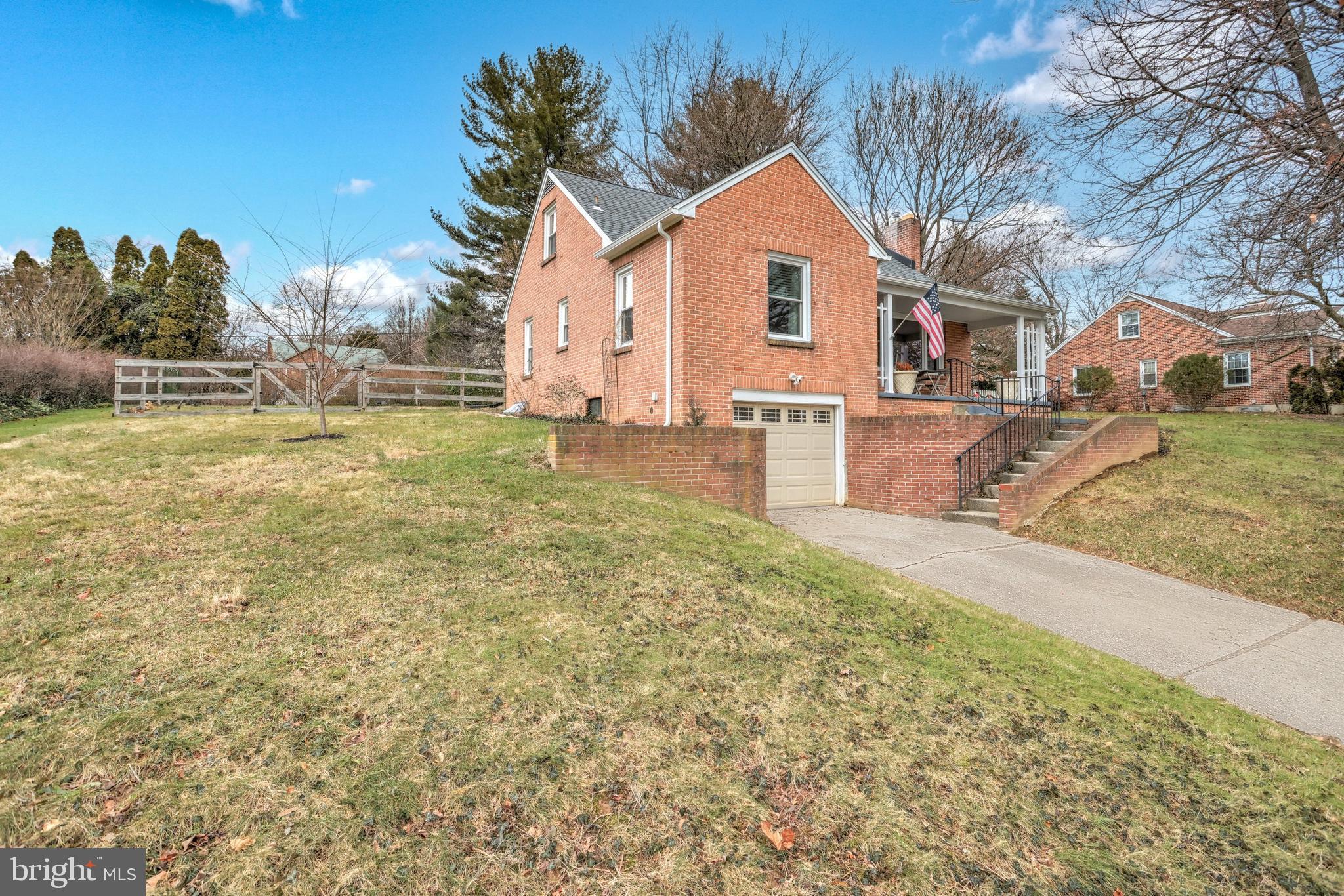 405 Waters Road York, PA 17403 - Photo 2 of 33