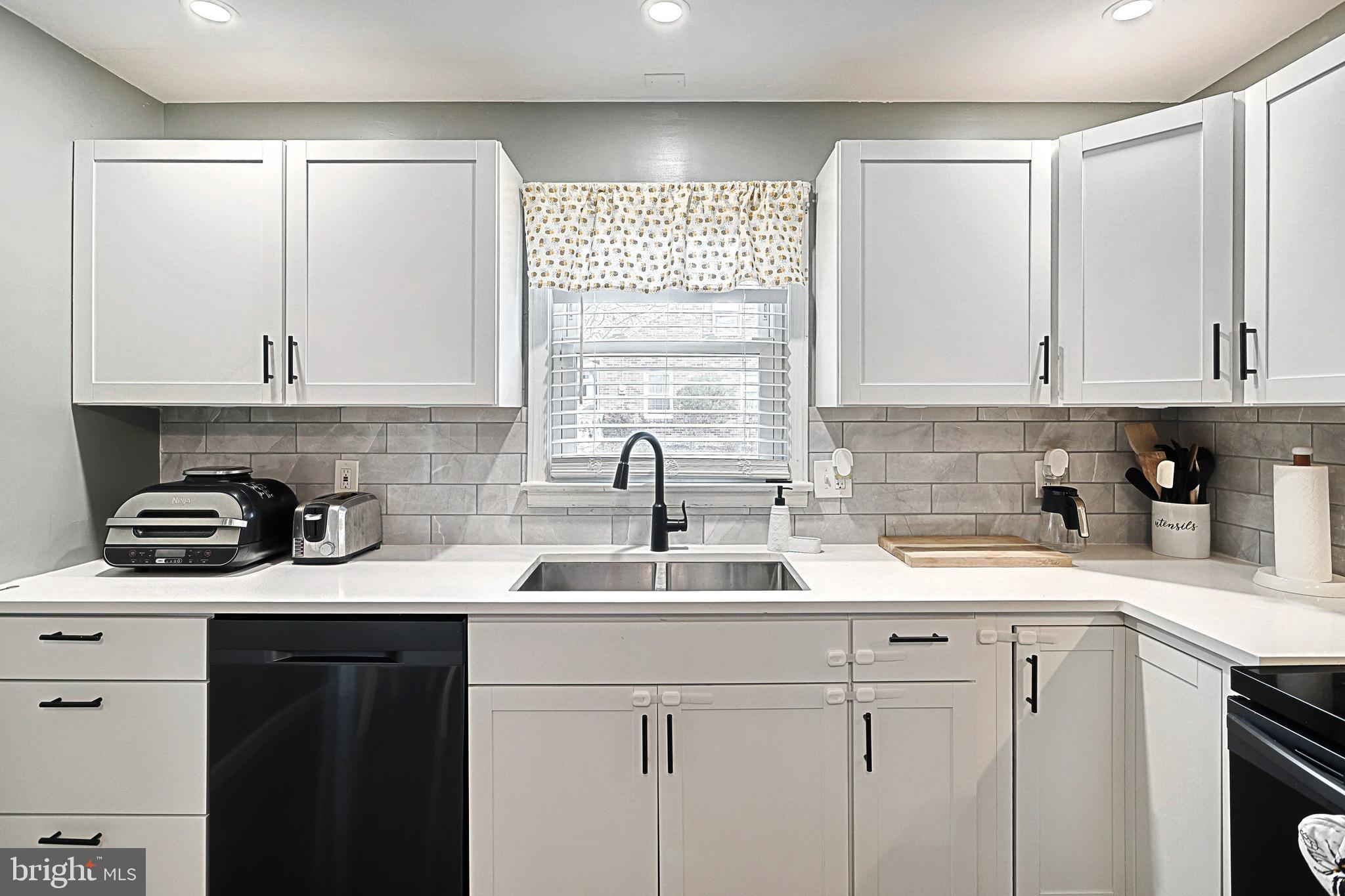 405 Waters Road York, PA 17403 - Photo 8 of 33