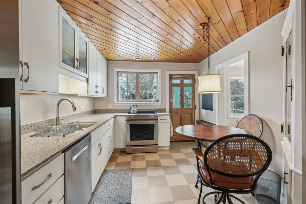 47 Florence Street Hudson, MA 01749 - Photo 12 of 42