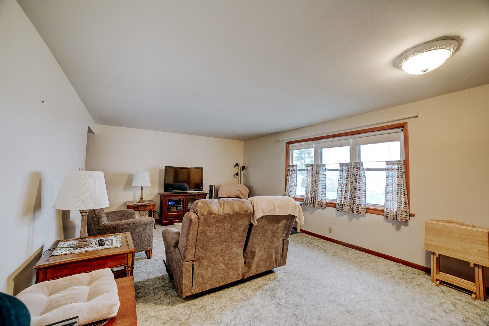 1505 North 2000 East Road Watseka, IL 60970 - Photo 17 of 39 a living room with furniture and a flat screen tv