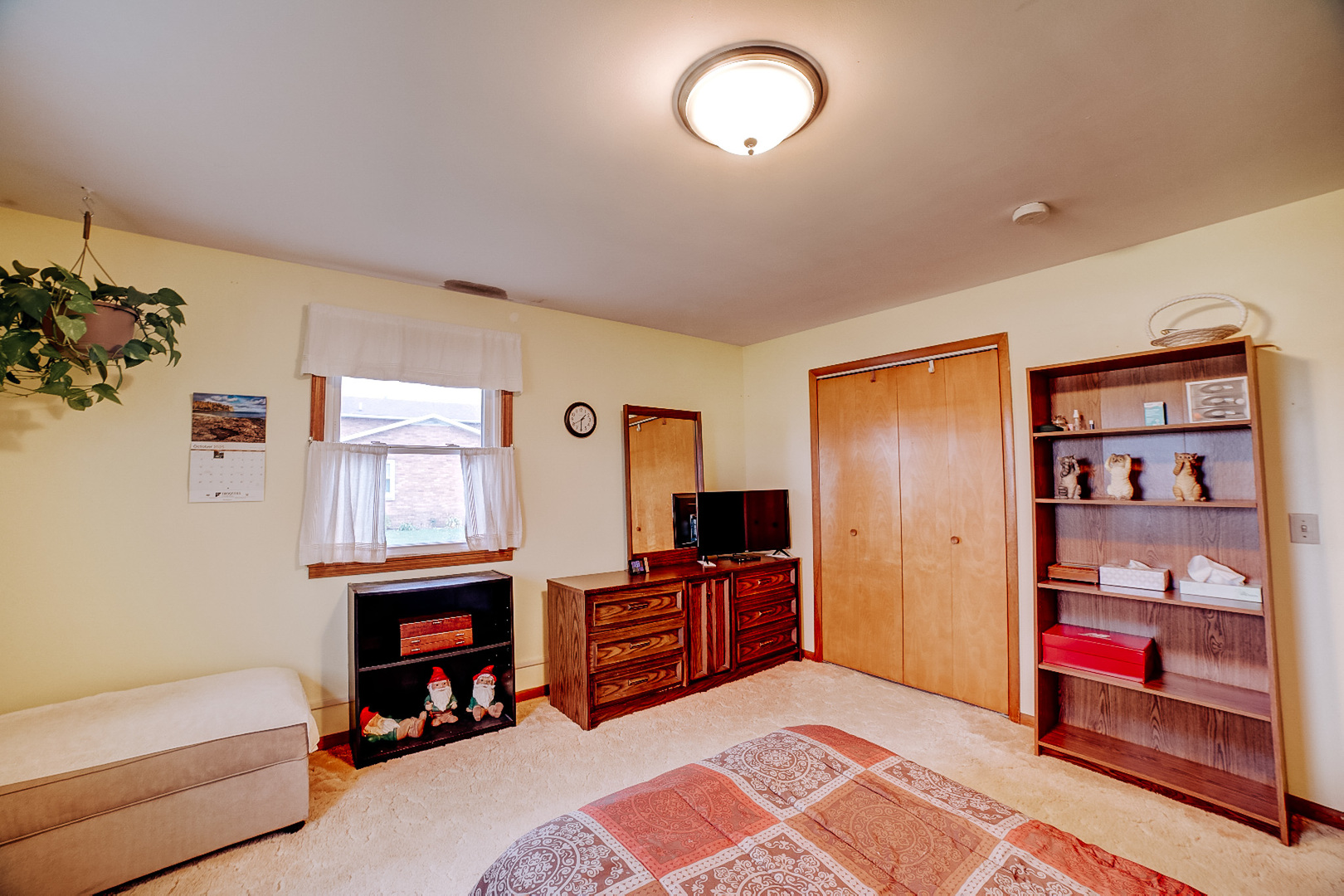 1505 North 2000 East Road Watseka, IL 60970 - Photo 28 of 39 a view of a livingroom with furniture and cabinet