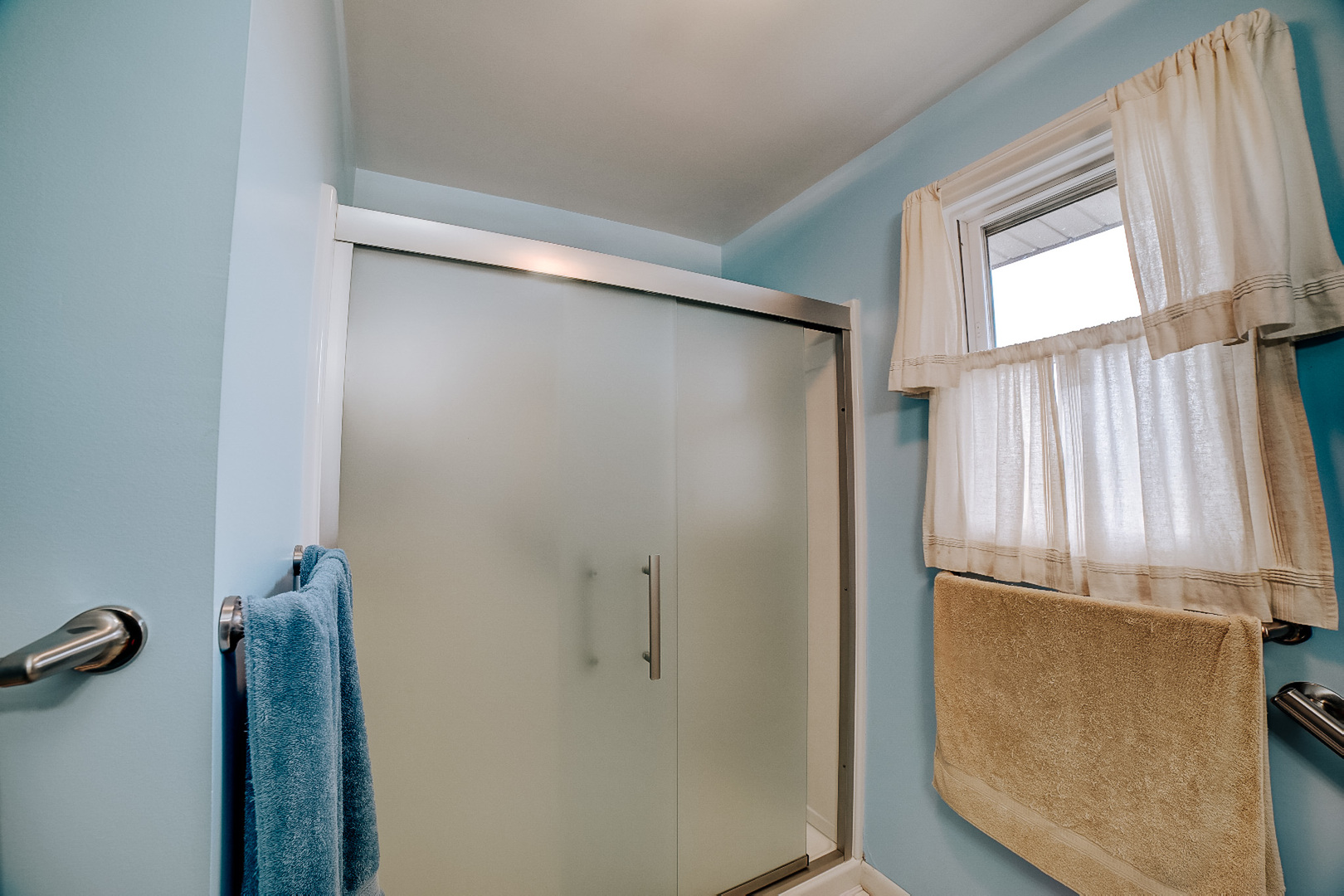 1505 North 2000 East Road Watseka, IL 60970 - Photo 31 of 39 a bathroom with a bathtub