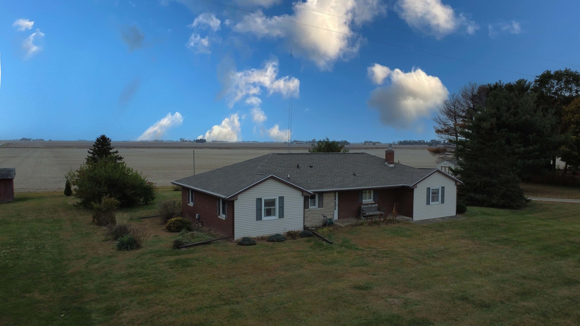1505 North 2000 East Road Watseka, IL 60970 - Photo 4 of 39 a view of a house with a yard