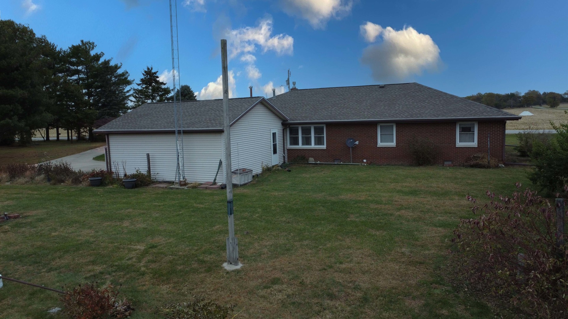 1505 North 2000 East Road Watseka, IL 60970 - Photo 7 of 39 a view of a house with a yard