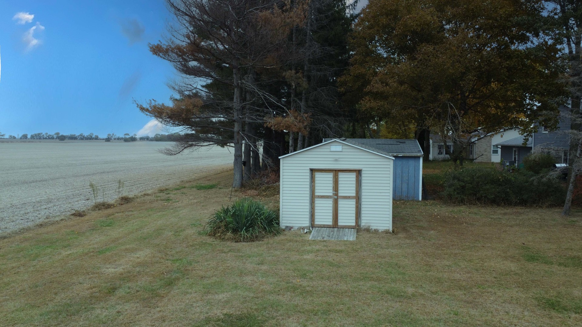 1505 North 2000 East Road Watseka, IL 60970 - Photo 8 of 39 a house with a yard