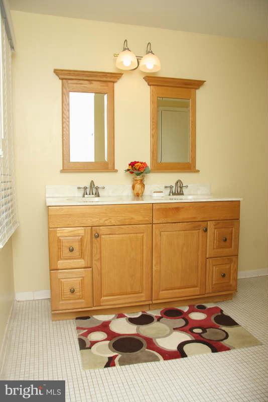 5263 Lewisham Road Fairfax, VA 22030 - Photo 9 of 26 Bath