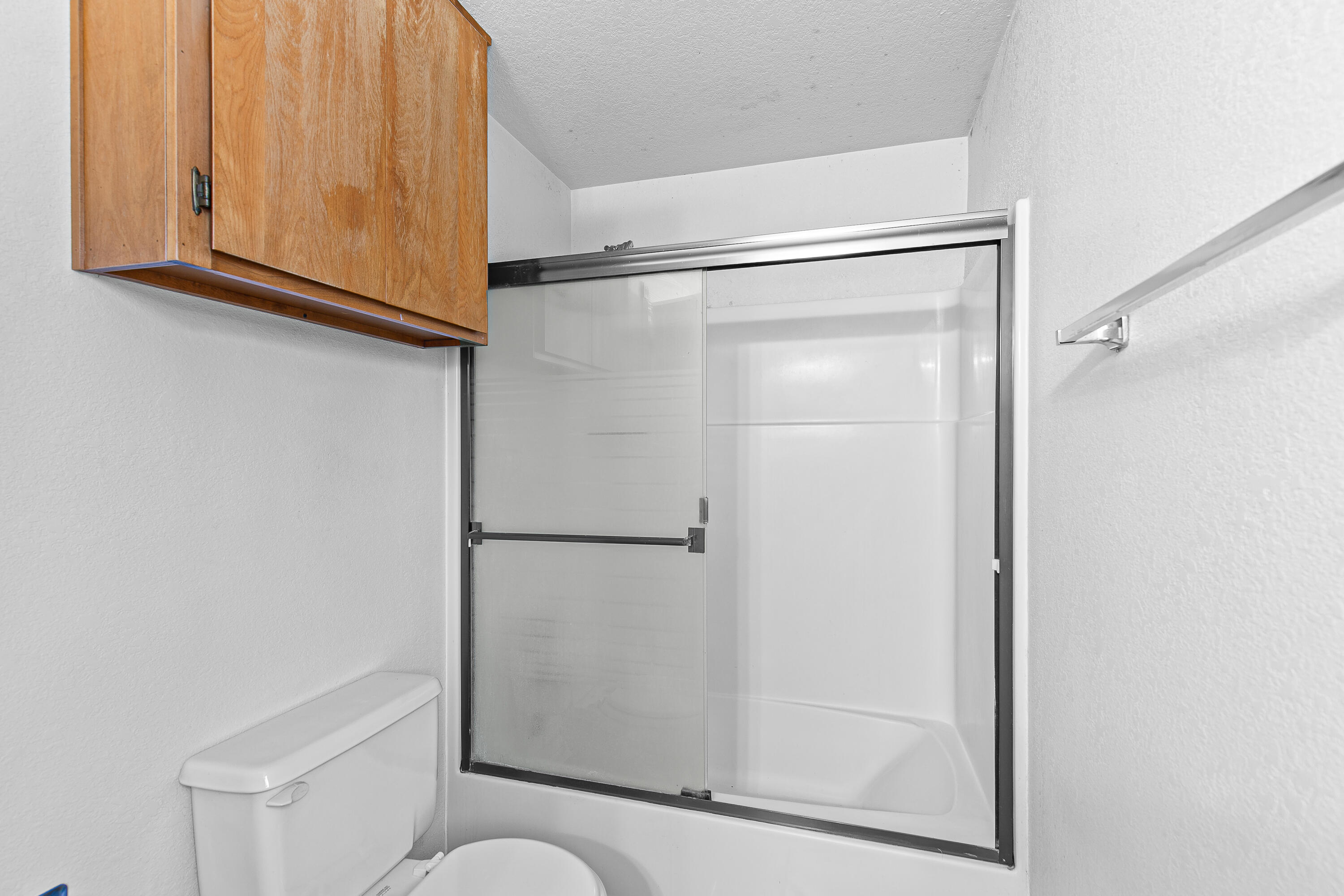 2931 Aldersgate Road Medford, OR 97504 - Photo 29 of 39 28 - Guest Bathroom