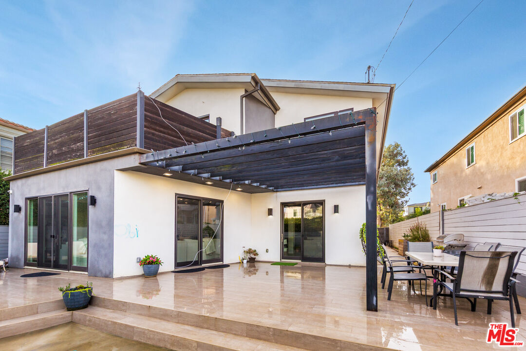 9401 Kirkside Road Los Angeles, CA 90035 - Photo 4 of 18 a view of a building with sitting area