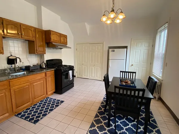 $2,400 | 52 Highland Avenue, Unit 1, Somerville, MA 02143