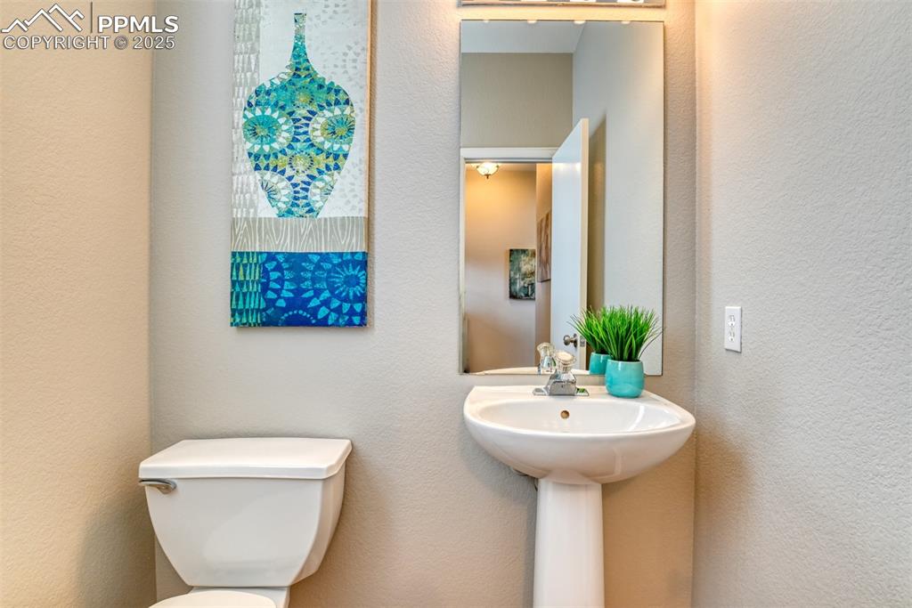 6810 Shore View Colorado Springs, CO 80922 - Photo 18 of 48 a bathroom with a toilet sink and mirror