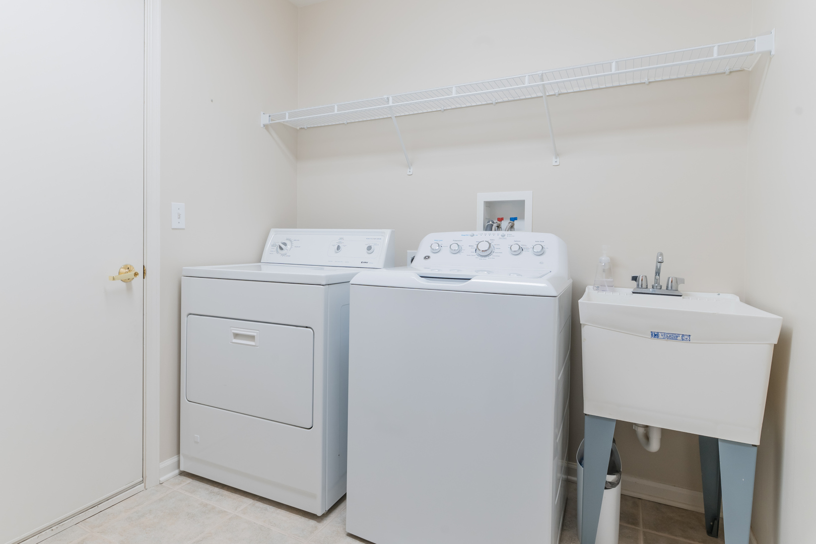 13822 Chestnut Lane Huntley, IL 60142 - Photo 23 of 43 a utility room with dryer and washer