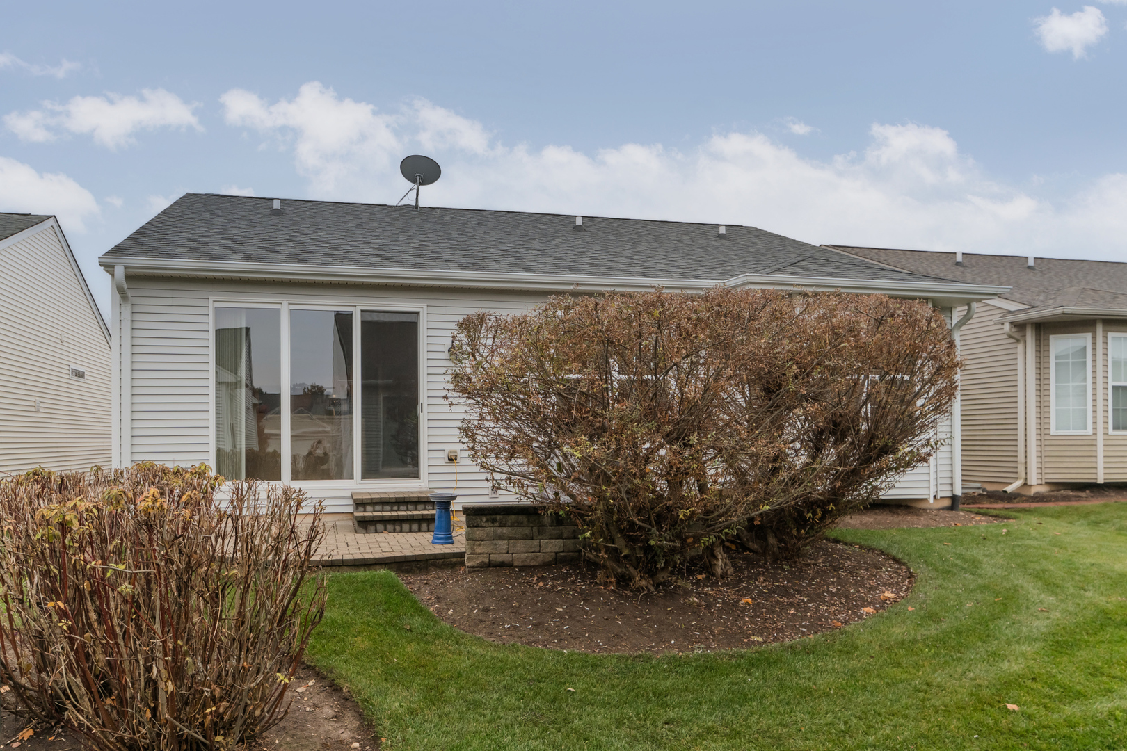13822 Chestnut Lane Huntley, IL 60142 - Photo 28 of 43 a front view of a house with garden