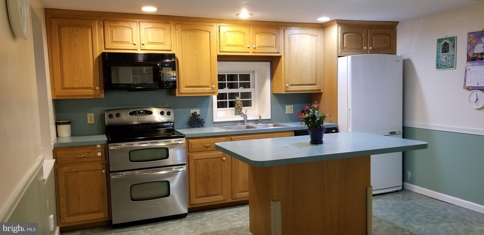 438 Rutts Road Elizabethtown, PA 17022 - Photo 5 of 34 Stainless Double Oven and Built in Microwave