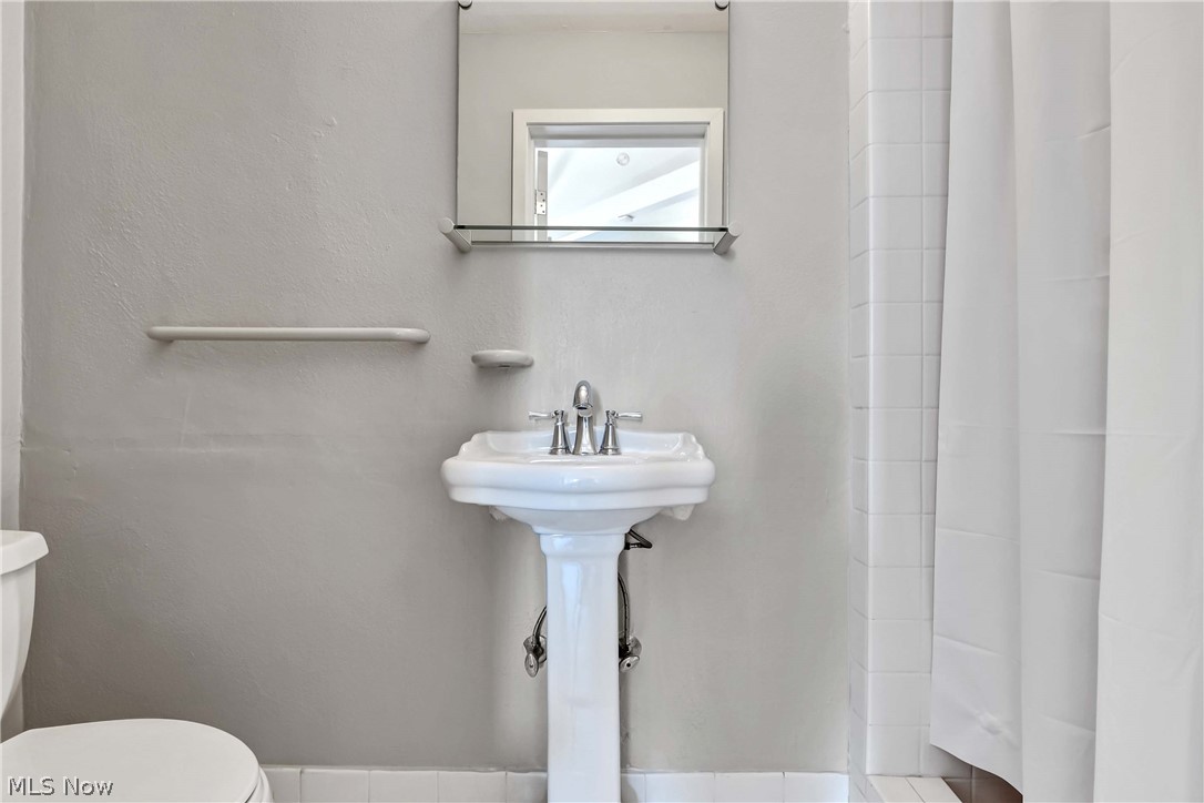 2043 Random Road, Unit 303 Cleveland, OH 44106 - Photo 35 of 50 3rd floor full bath