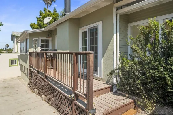 a view of a house with backyard and porch