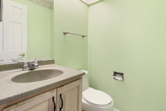 800 Oregon Trail Roselle, IL 60172 - Photo 5 of 16 a bathroom with a sink a toilet and a mirror