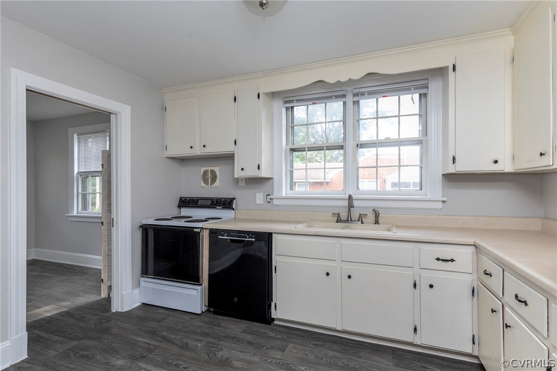 8811 Gayton Road Richmond, VA 23229 - Photo 23 of 39 Eat-in kitchen with new flooring and dishwasher