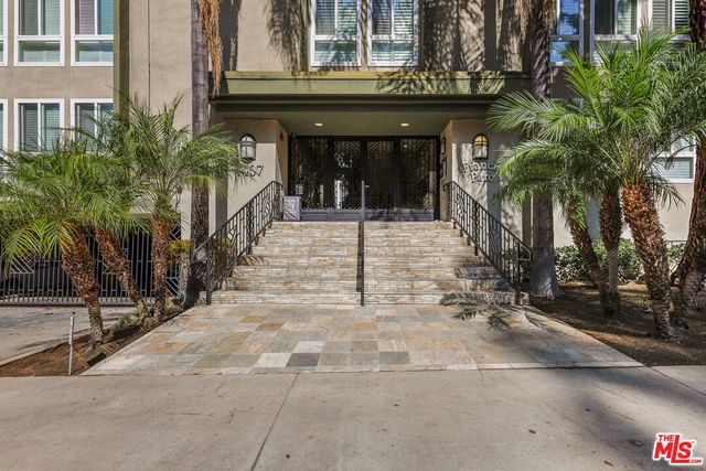 a view of a entryway with outdoor space