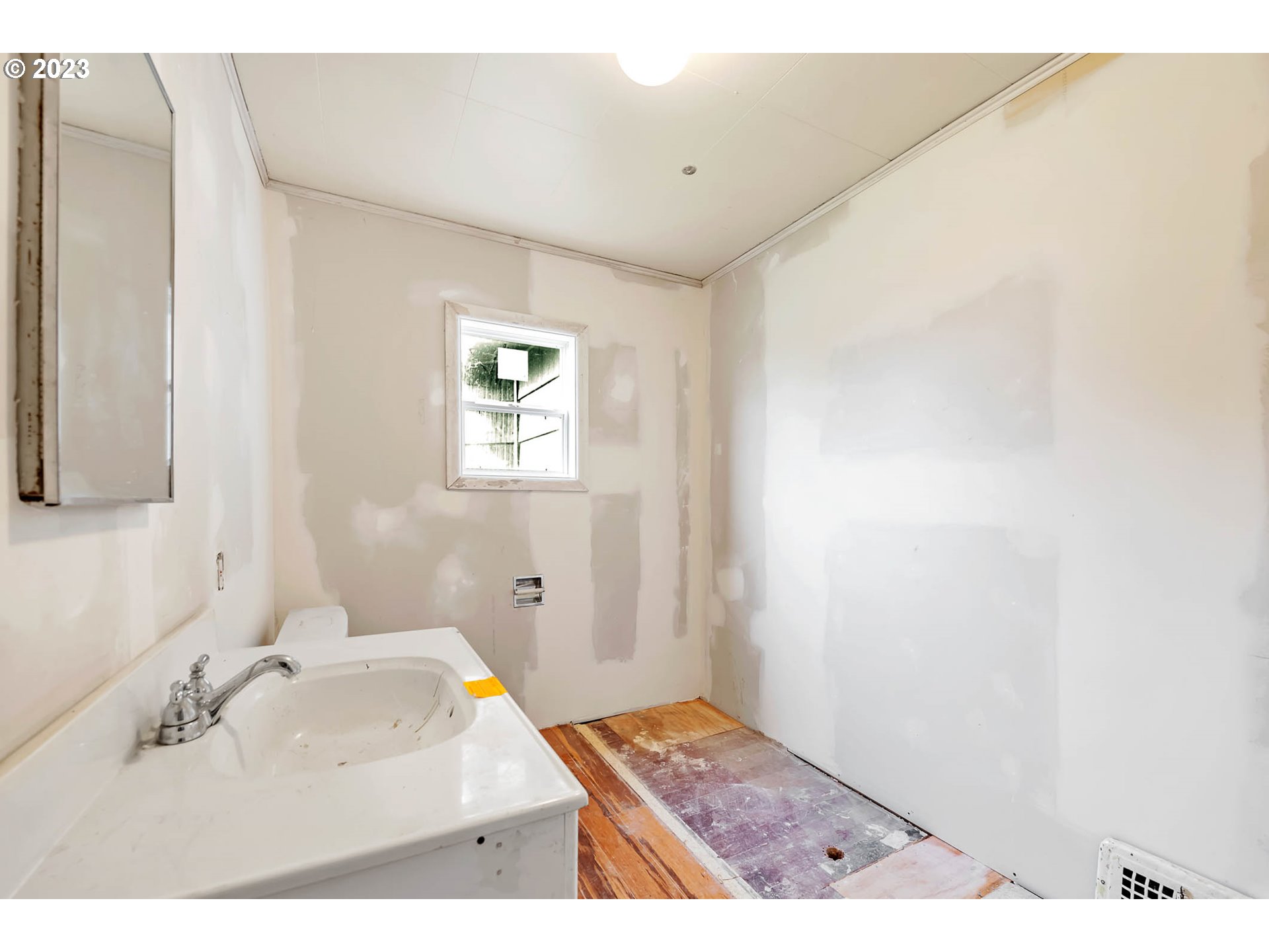 92010 Marcola Road Springfield, OR 97478 - Photo 16 of 45 a bathroom with a sink and a mirror