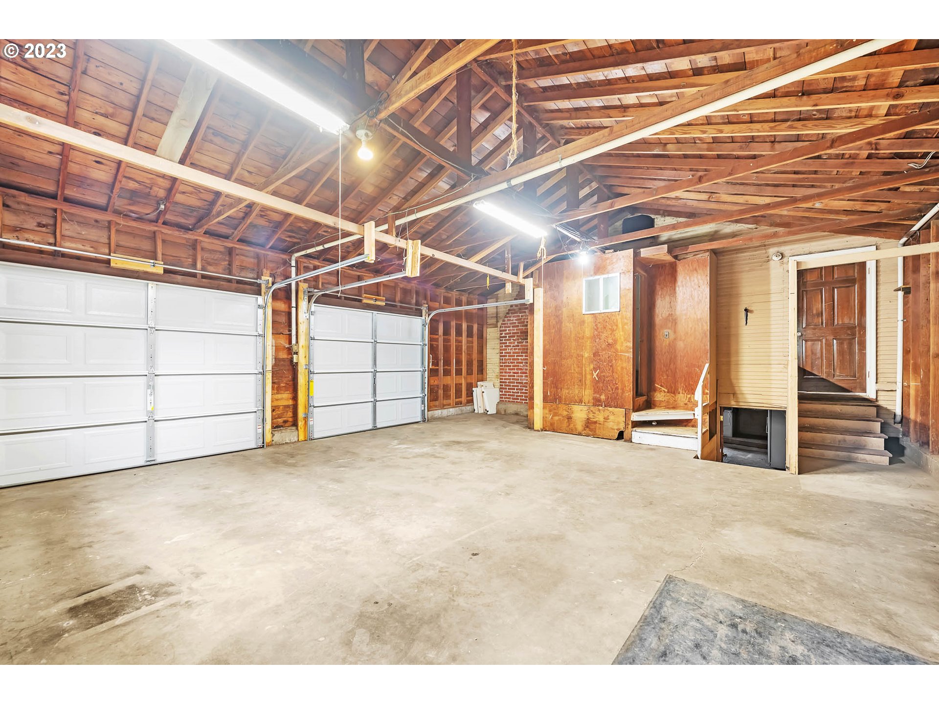 92010 Marcola Road Springfield, OR 97478 - Photo 31 of 45 a view of a indoor garage