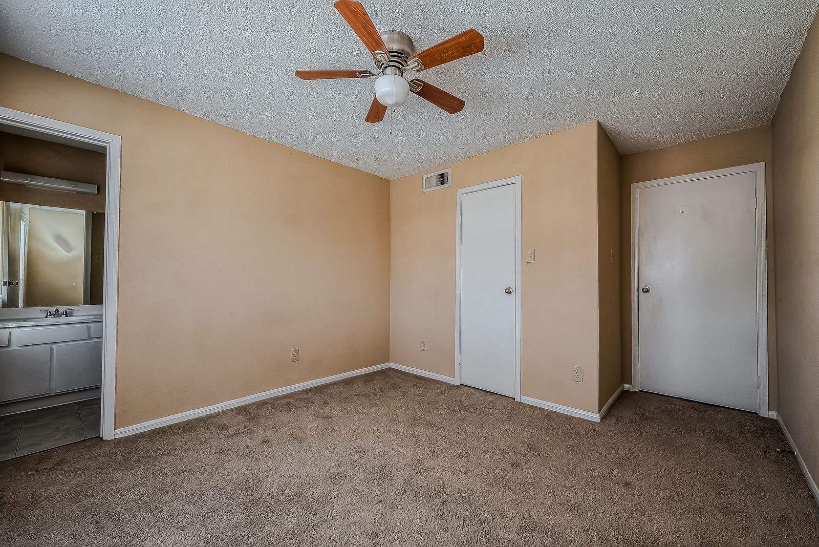 11201 Lynbrook Drive, Unit 3202 Houston, TX 77042 - Photo 13 of 22 a view of an empty room and kitchen view