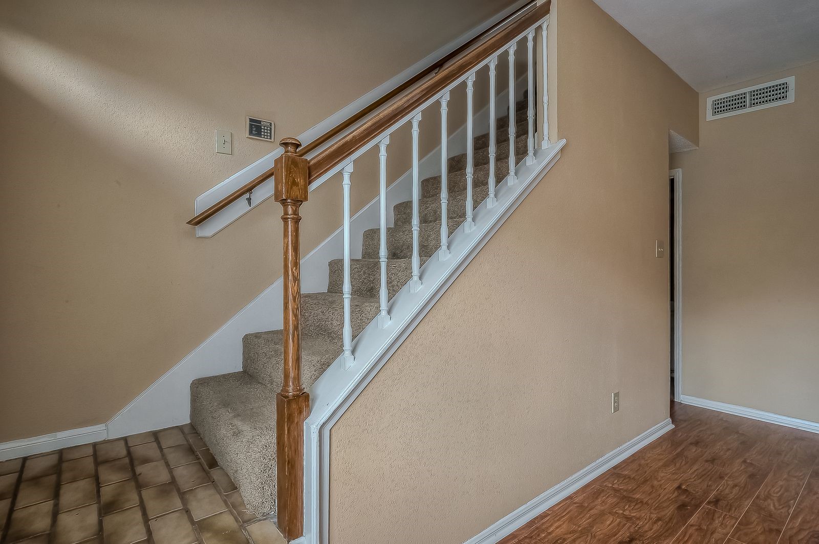 11201 Lynbrook Drive, Unit 3202 Houston, TX 77042 - Photo 6 of 22 a view of entryway
