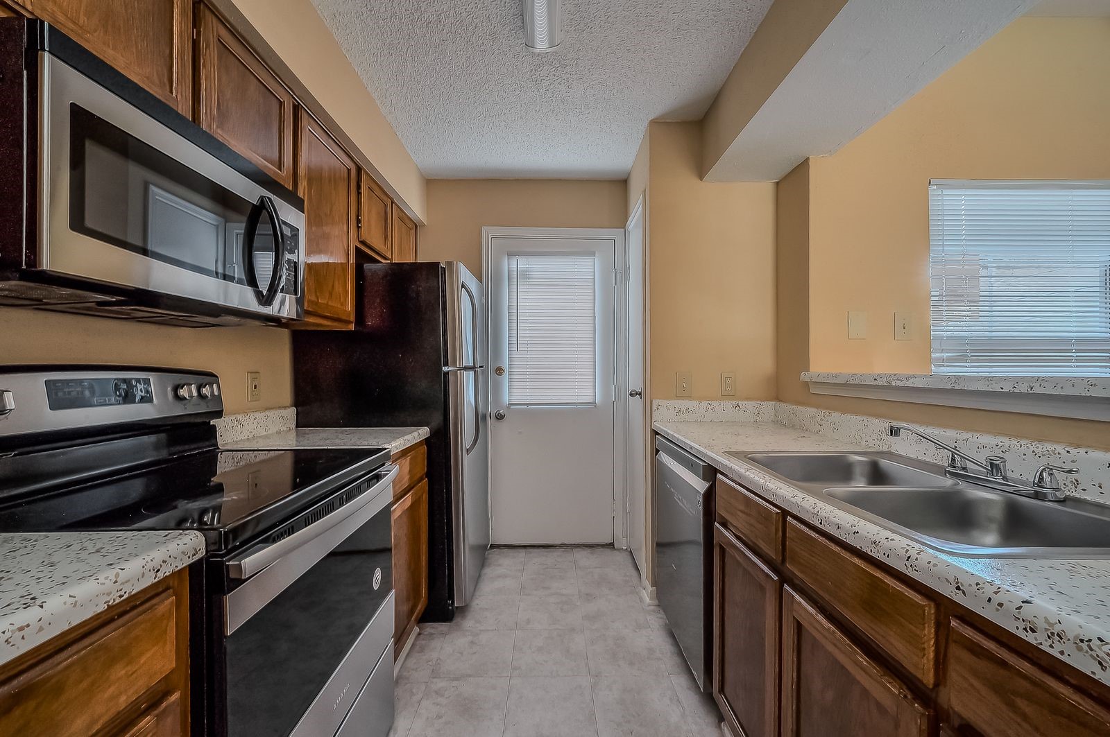11201 Lynbrook Drive, Unit 3202 Houston, TX 77042 - Photo 9 of 22 a kitchen that has a sink and a stove