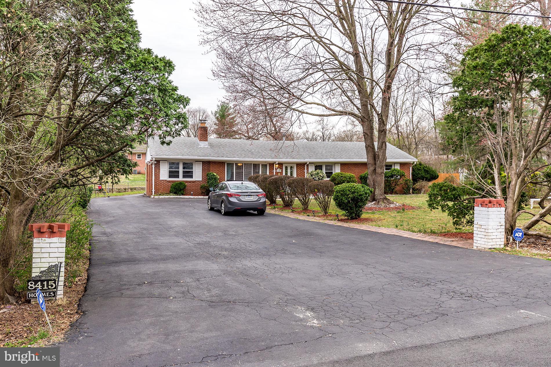 Large driveway will hold lots of cars