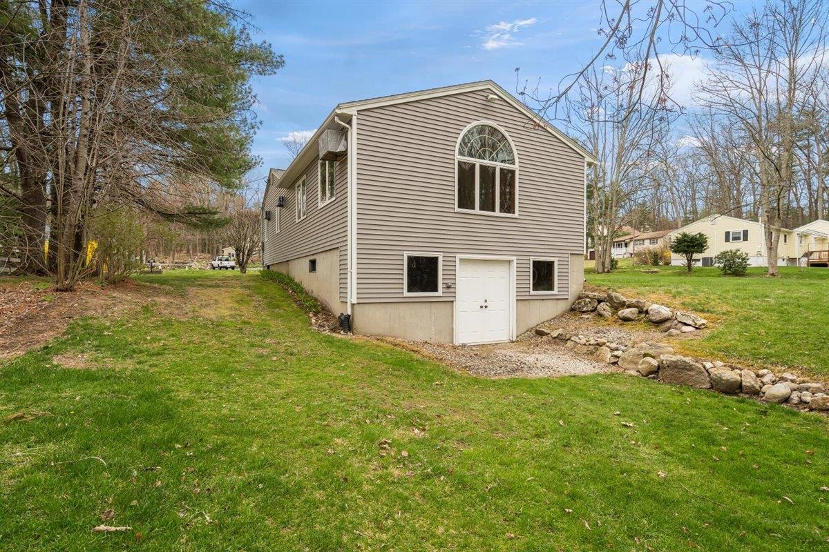 7 Robin Road Derry, NH 03038 - Photo 3 of 36