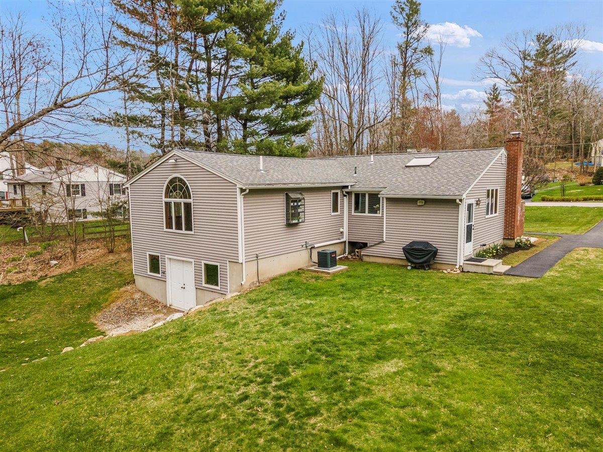 7 Robin Road Derry, NH 03038 - Photo 4 of 36