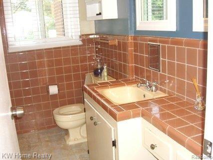 23110 Harding Street Oak Park, MI 48237 - Photo 14 of 19 BATHROOM