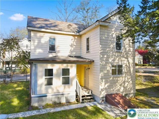 a view of a house with backyard