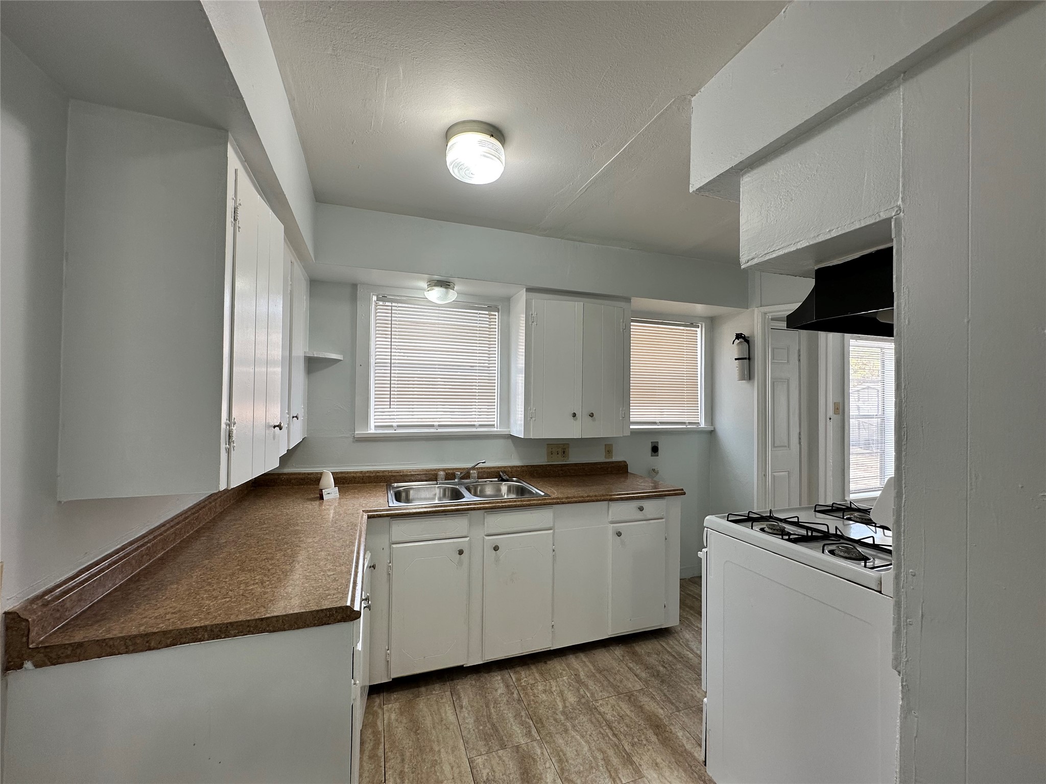 4624 Clay Street Houston, TX 77023 - Photo 7 of 18