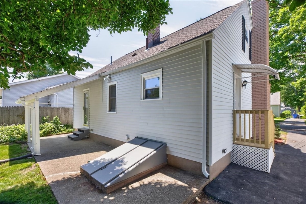 163 Powell Avenue Springfield, MA 01118 - Photo 4 of 40